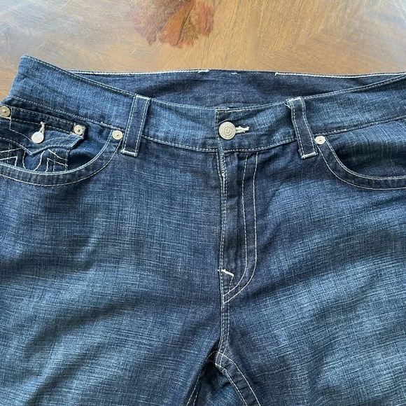 True Religion beautiful men’s shorts back packets with buttons. - Picture 2 of 16